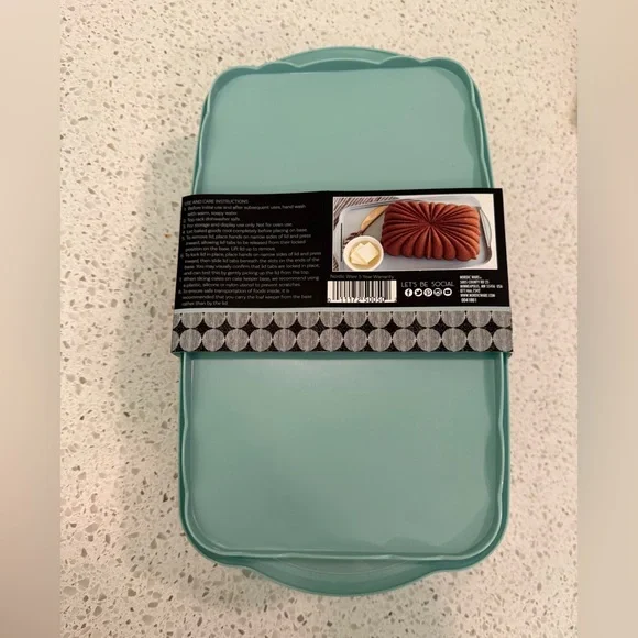 Nordic Ware Artisan Serve and Store Loaf Cake Keeper in Aqua, New - Picture 3 of 4
